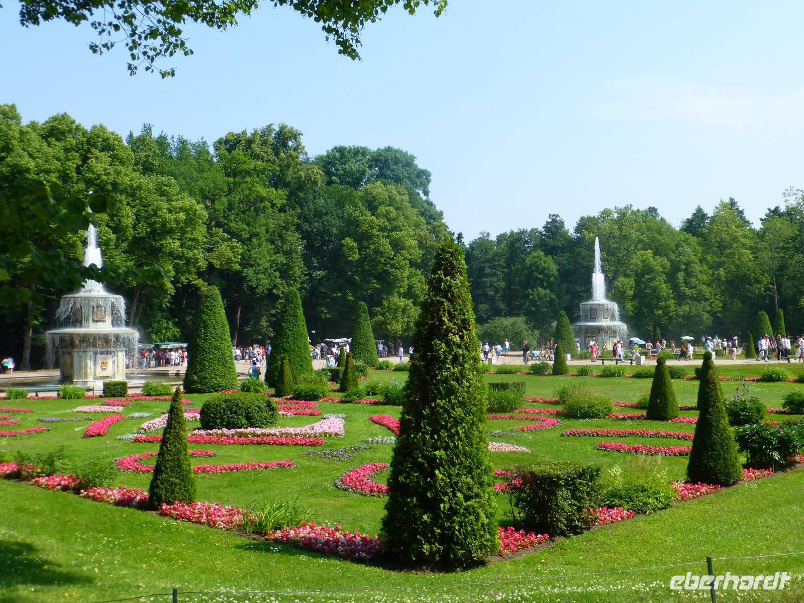 Besonders schön am Peterhof sind natürlich seine ausladenden, prachtvollen Gärten.