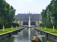 Blick zum Palast des Peterhofs.