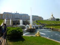 Der Palast des Peterhofs mit dem Wappenpavillion rechts.