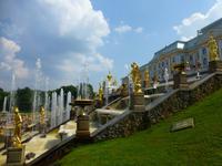 Die Fontänen werden übrigens nicht durch Pumpen gespeist, sondern nur durch den Druck höher gelegener Wasserreservoirs.