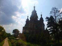 Die Peter-und-Paul-Kathedrale im Peterhof. Schiffreisenden entgeht unter anderem dieses Bauwerk, das direkt an der Straße nach St. Petersburg liegt.