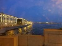 Die Lichter an den Fassaden der Stadt gingen nun, da die Sonne untergegangen war, auch langsam an.