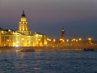 Landspitze der Wassiljewski-Insel mit Kunstkammer und Rostra-Säule.