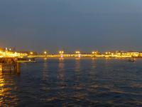 Die illuminierte Leutnant-Schmidt-Brücke.