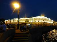 Das ohnehin schon imposante damalige Zentrum weltlicher und kirchlicher Macht (Senat und Synode) erscheint in nächtlicher Beleuchtung noch imposanter.