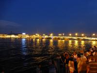 Sehr viele Schaulustige hatten sich hierzu am Ufer der Wassiljewski-Insel versammelt.