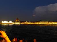 Auch von hier war die Isaakskathedrale noch deutlich zu sehen. Der Mond verschwand kurz darauf hinter den aufziehenden Wolken.