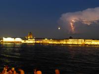 Und sogar der Himmel schickte sich an, mit der Stadt um die Wette zu leuchten.