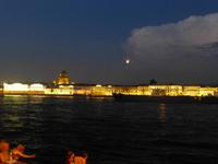 Die ersten Schiffe bewegten sich dann langsam die Newa hinauf.