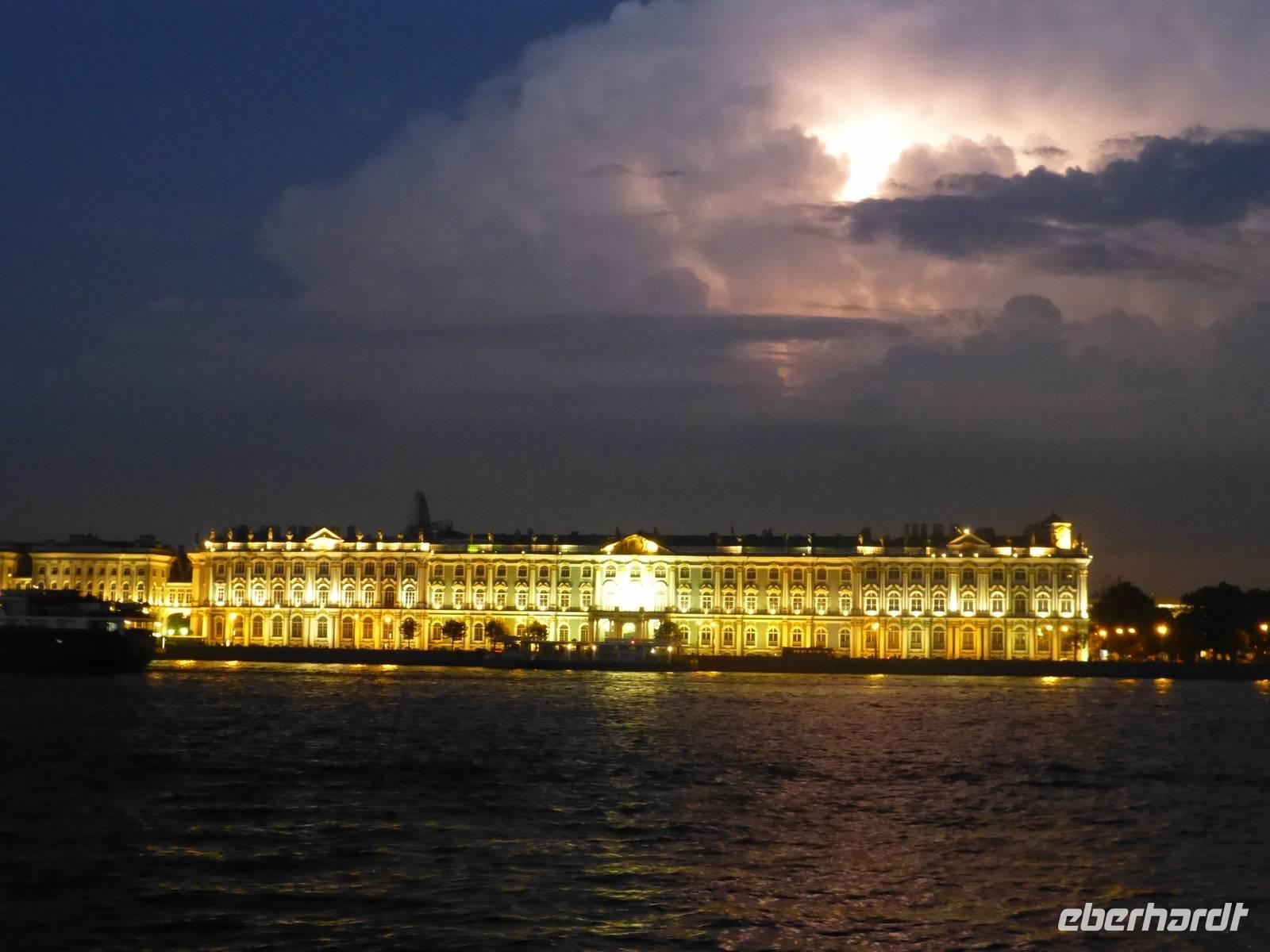 Es handelt sich hier nur um Wetterleuchten, auch wenn es fast aussieht, als wäre die Sonne neu aufgegangen.