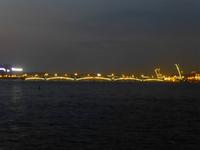 Illuminiertes Südufer der Newa.