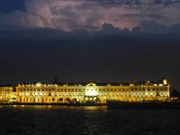 Der Winterpalast bei nächtlicher Beleuchtung.