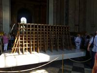 Mithilfe dieser Konstruktion wurden große Holzpflöcke in den Boden gerammt, auf denen die Kathedrale ruht.