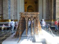 Hier ein Modell der Konstruktion. Die Pflöcke waren nötig, um ein Absacken der Kathedrale auf dem sumpfigen Untergrund zu verhindern.