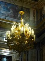 Unser stetiger Begleiter in allen Gebäuden: Prunkvolle Kronleuchter.