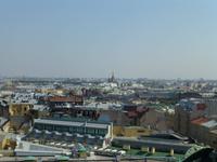 In weiter Ferne über den Dächern die Blutskirche.