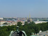 Erst hier sieht man die wahre Höhe der Peter-und-Pauls-Kathedrale, die wie eine goldene Nadel die anderen Gebäude überragt.