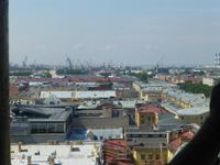 In der Ferne Hafen und Werft von St. Petersburg.