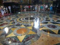 Und auch der Boden der Blutskirche war mehr als nur einen Blick wert.