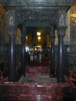 An genau dieser Stelle wurde das Attentat auf Alexander II. verübt. Die Pflastersteine wurden erhalten.