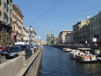 Sie liegt direkt am Gribojedow-Kanal.