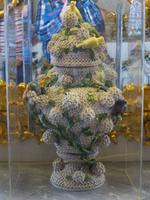 Eine solche Porzellanvase bedarf schon sehr filigraner Handarbeit.