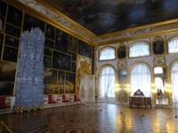 Die etwas andere Tapete, bestehend aus verschieden großen Ölgemälden.