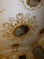 Auch bei den Deckenverzierungen ließ man sich damals nicht lumpen.