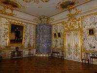 Ein weiteres sehr goldenes Zimmer.