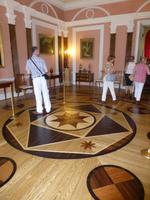 Im roten Speisezimmer war es vor allem der Boden, der einer Erwähnung wert ist. Aus diesem Grund durften wir also die modischen Gummischuhe tragen.