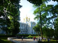 Gar nicht so leicht zu fotografieren bei der extremen Sonne. Man erkennt aber die goldenen Kuppeln des Palastes.