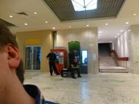 Auffüllen eines Geldwechselautomaten. Bei uns so vermutlich niemals möglich.