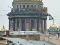 Der Säulengang der Isaaks-Kathedrale. Am letzten Tag war der Himmel zunächst bewölkt und die Besuchermassen daher nicht so ausgeprägt.