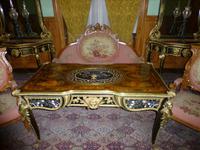 Wie beispielsweise dieser Tisch samt gepolsterter Stühle.