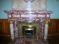 Im Palast wurden besondere Kamine verwendet, deren Fertigungsmaterial beim Erwärmen aufleuchtet, so wurde eine besondere Atmosphäre geschaffen.