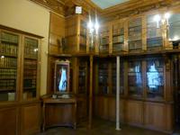 Sogar die alten Bücher sind dort noch an Ort und Stelle.