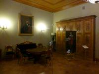 Auf dem Bild rechts ist die aktuelle Besitzerin, eine Nachkommin der Jussupows zu sehen.