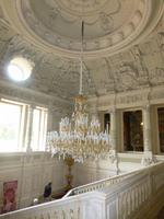 Natürlich mit dem obligatorischen gigantischen Kronleuchter.