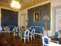 Seidentapete und mit Seide bespannte Möbel.