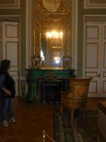 Man beachte den tollen Kamin aus Malachit.