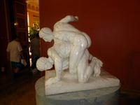 Eine griechische Skulptur zweier Ringer. Damals noch ohne moderne Sportbekleidung.