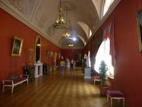 Der lange Flur führte uns direkt zum palasteigenen Theater.