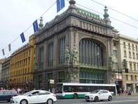 Das Feinkostgeschäft Jelissejew gehört mit seiner Jugendstileinrichtung zu den absoluten Attraktionen am Newski-Prospekt.