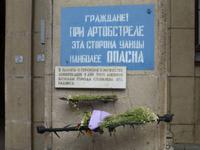 Warnung aus dem zweiten Weltkrieg an einer Schule am Newski-Prospekt: 