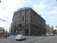 Sogar am Newski-Prospekt gibt es eines der schwarzen, eigentlich damals nicht erlaubten, Gebäude.