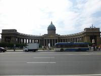 Die Kasaner-Kathedrale, sicherlich eines der imposantesten Bauwerke St. Petersburgs. Nachempfunden wurde sie dem Petersdom in Rom.