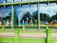 Die Schaufenster von Jelissejew laden bereits zum Eintreten ein.