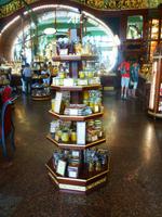 Ein original Jugendstil-Warenregal.