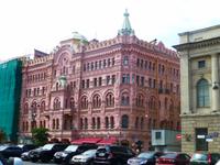Das Apartmenthaus der St. Petersburger Kreditgesellschaft. Mit seiner neobyzantinischen Architektur will es sich nicht so recht in seine Umgebung einpassen und ist daher äußerst auffällig.