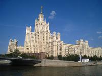 Moskau, Wohnhochhaus am Fluss